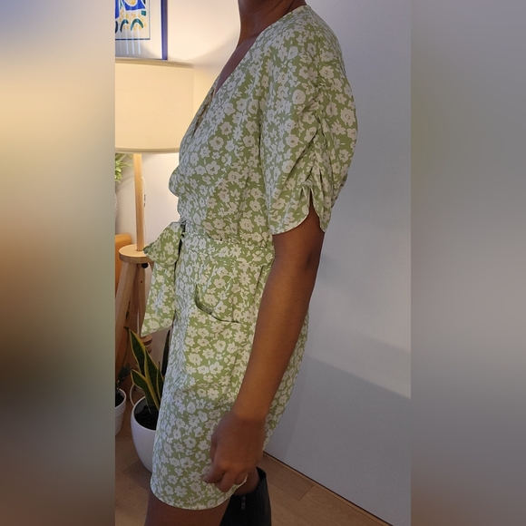 Short Sleeve Green and White Floral Mini Dress - Picture 7 of 9